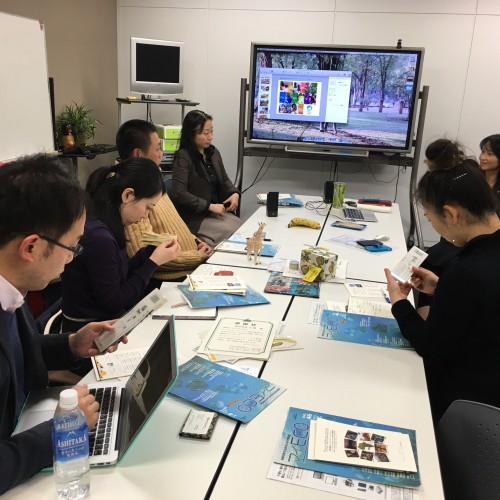 Participants looked at the products of banana paper earnestly.